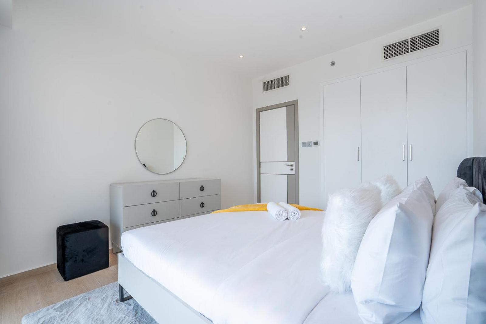 Rh -luxury 1br, Large Balcony & High-end Interiors, Downtown Apartment *