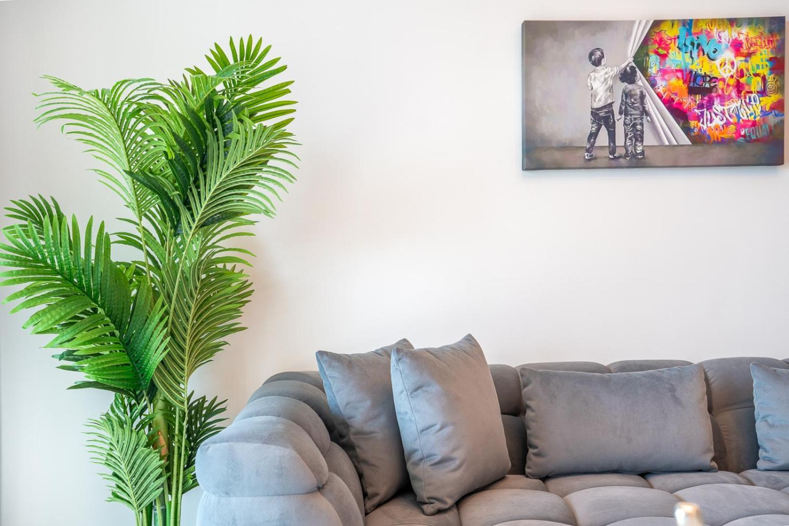 Apartment Rh -luxury 1br, Large Balcony & High-end Interiors, Downtown *
