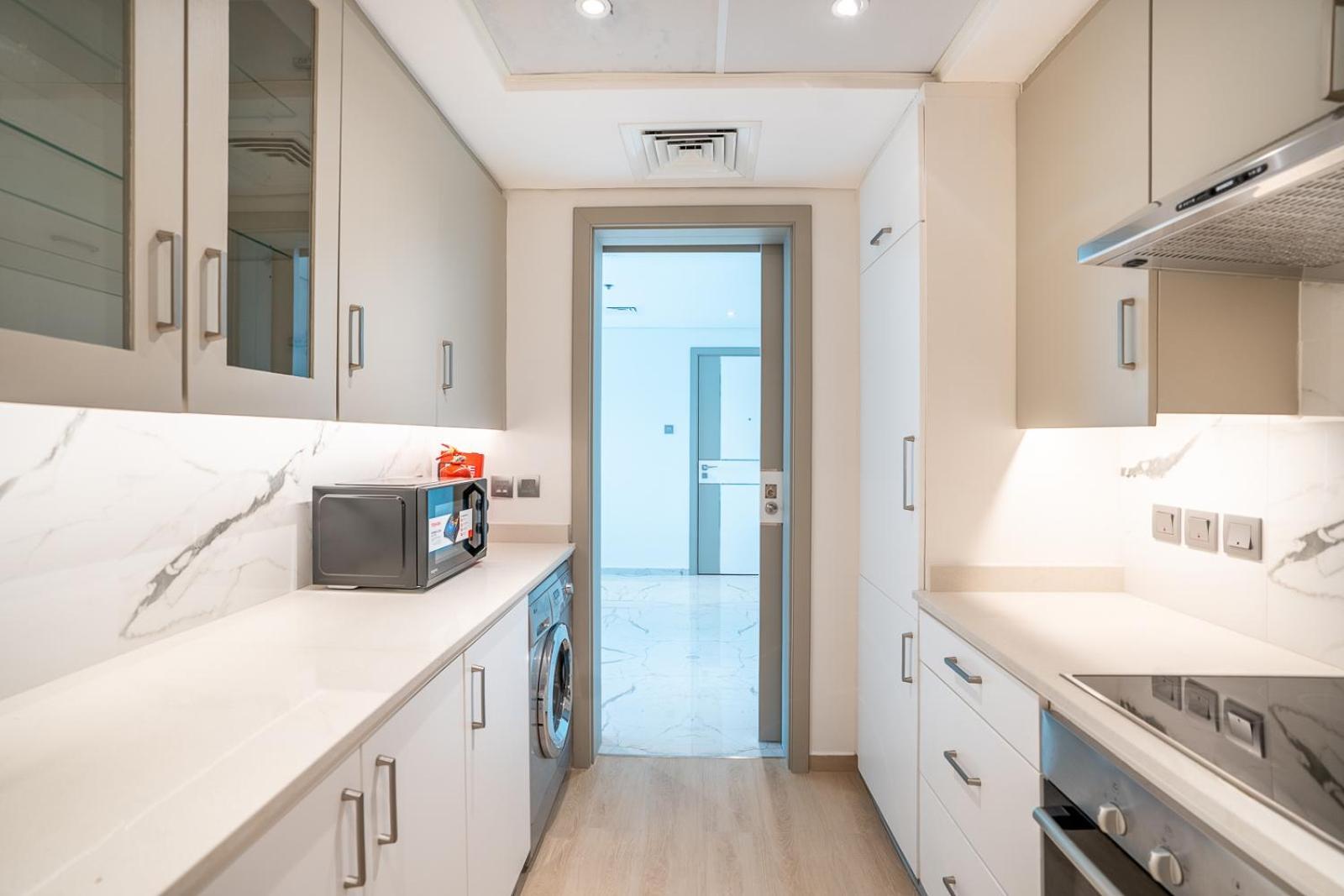 Rh -luxury 1br, Large Balcony & High-end Interiors, Downtown