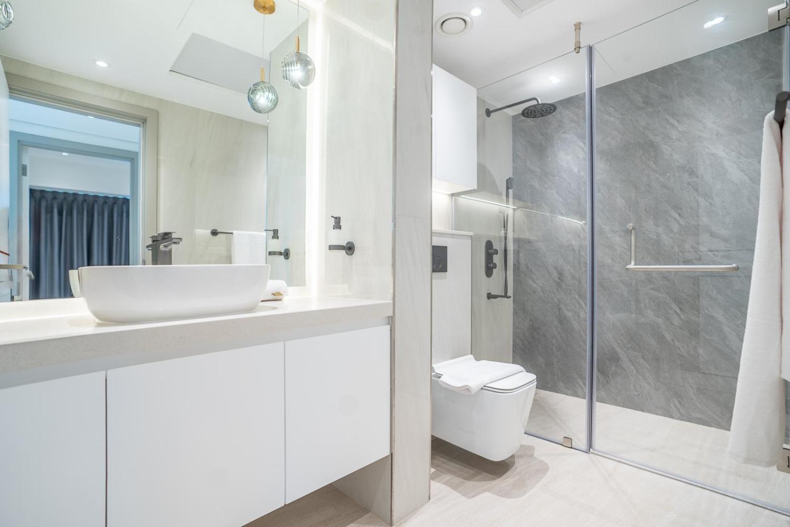Rh -luxury 1br, Large Balcony & High-end Interiors, Downtown