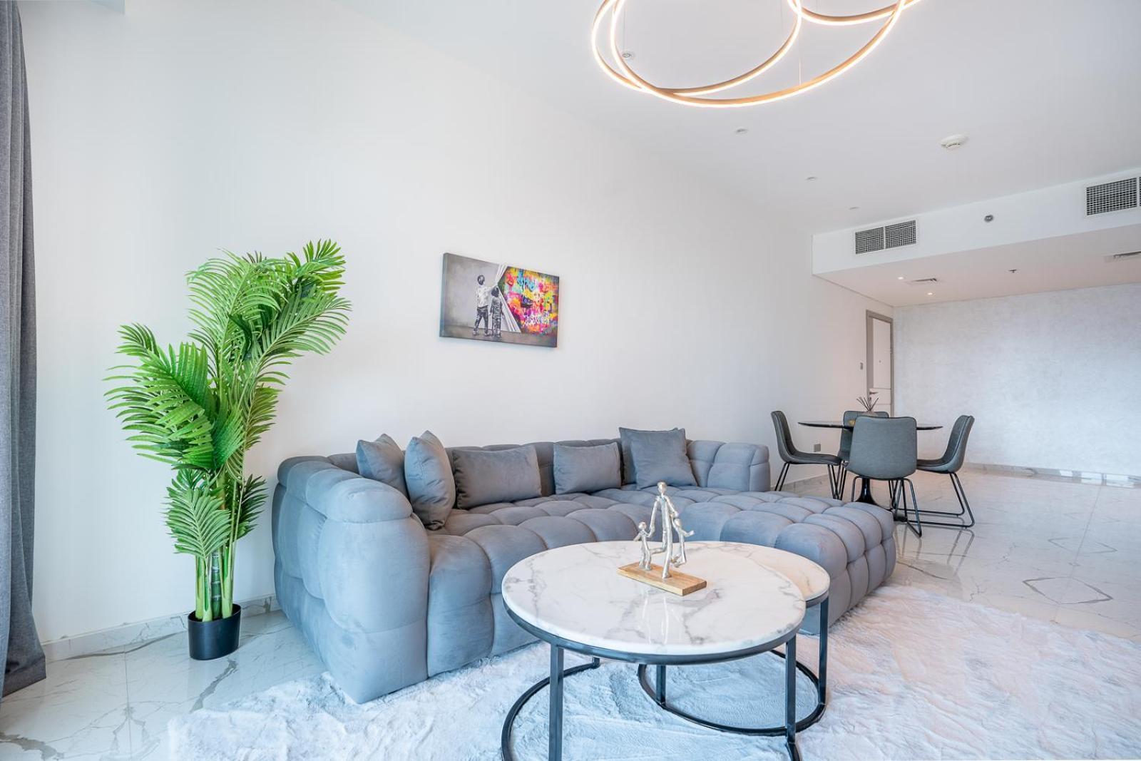 Rh -luxury 1br, Large Balcony & High-end Interiors, Downtown Apartment *